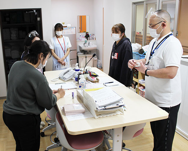 施設スタッフが朝礼をしている様子